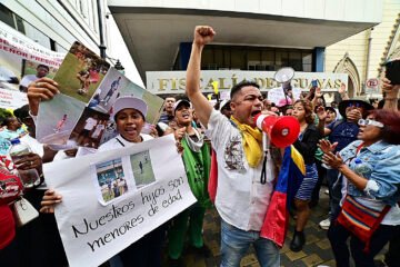 Los familiares de los chicos desaparecidos en Ecuador durante la identificación de los cuerpos: «No dormimos, no comemos, ya no tenemos vida»