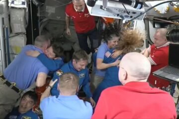 Los astronautas ‘atrapados’ ya están de regreso y amerizarán esta noche tras más de nueve meses en el espacio