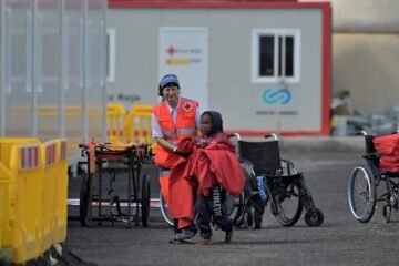 El PP amenaza con una rebelión contra el reparto de menores de Canarias pero el Gobierno insiste en que hará cumplir la ley