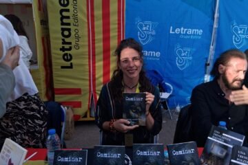 Raquel Quirós Pozo presentó su primera novela, Caminar, en la parada de la Editorial Letrame durante la Diada de Sant Jordi 2025