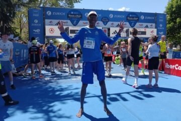 Corre descalzo la maratón de Madrid a los 70 años: el médico jubilado que ha recorrido los siete continentes