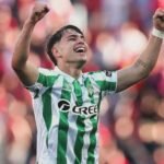 Ortiz, tras firmar su renovación: «Llevo 8 años en el Betis y seguir creciendo aquí para mí es muy importante»