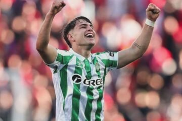 Ortiz, tras firmar su renovación: «Llevo 8 años en el Betis y seguir creciendo aquí para mí es muy importante»