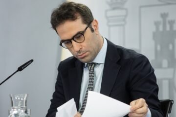 Cuerpo intenta aprobar el examen maldito para sus antecesores en Economía