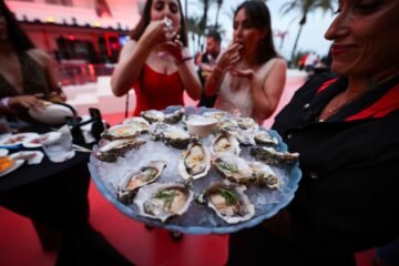 Una isla, dos veranos: hotelazo y ostras un día; pizza y camping al siguiente