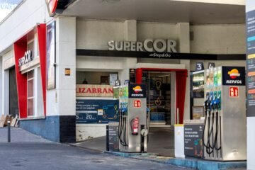 Repsol pone fin al negocio conjunto de gasolineras con El Corte Inglés tras alcanzar el 100% de Gespevesa