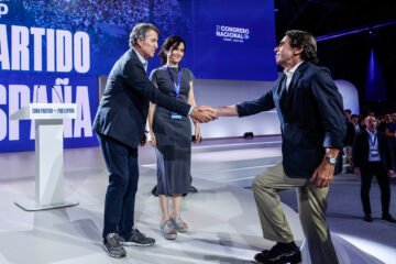 Feijóo contenta a las dos almas del PP abriendo la puerta a entenderse con Vox y Junts