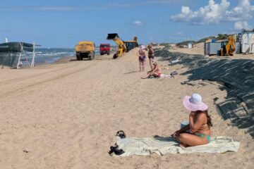 Chapapote, bañistas y delfines muertos: los vertidos de dos petroleros ennegrecen el corazón del turismo ruso