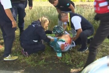 Jasper Philipsen abandona tras una dura caída en el esprint intermedio
