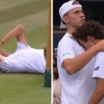 Se lleva un pelotazo de su compañero y quiere seguir pero Wimbledon le obliga a retirarse