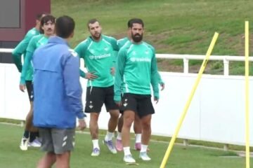 Isco se entrena con normalidad en el penúltimo día del Betis en Inglaterra