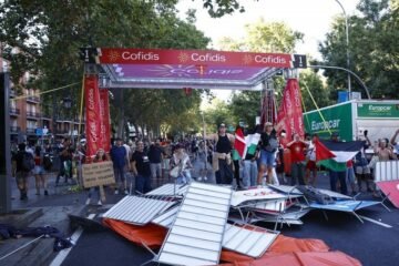 Dos detenidos y 22 policías heridos, el balance de un escenario dantesco y desolado