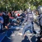 Botellazos a policías, agresiones a periodistas e insultos a los aficionados: así fue el polvorín de los violentos que reventó la Vuelta