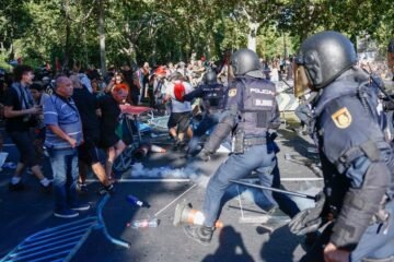 Botellazos a policías, agresiones a periodistas e insultos a los aficionados: así fue el polvorín de los violentos que reventó la Vuelta