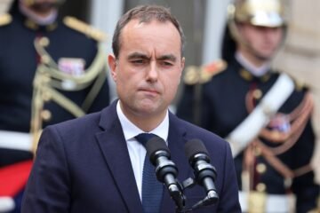 La agencia Fitch recorta la nota de la deuda francesa por la crisis política