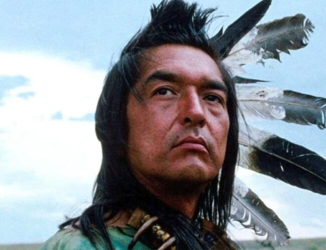Bailando con zorros: un homenaje a Ave que patea, el hombre medicina sioux que encarnó el fallecido actor Graham Greene