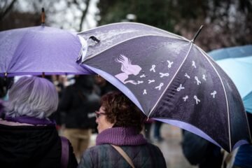 Las mujeres de más de 60 años resisten como principal dique frente al avance electoral de Vox