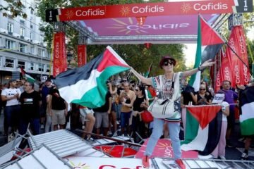 La Vuelta a España acaba en violencia total y sin llegar a la meta