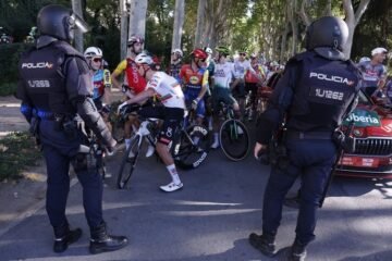 Así se vio en el mundo el abrupto desenlace de La Vuelta: de la admiración de Sánchez por los manifestantes al «caos» y el «final escandaloso» en Madrid