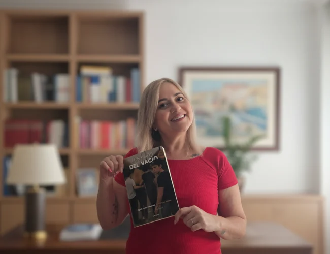 Laura Sebastiá Palau da voz al silencio adolescente con su nueva obra: una historia tan real que duele