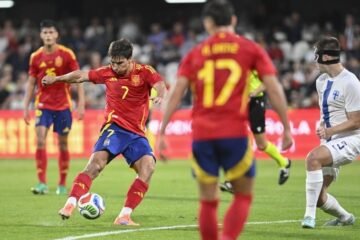 Gonzalo premia la insistencia de España en una remontada agónica