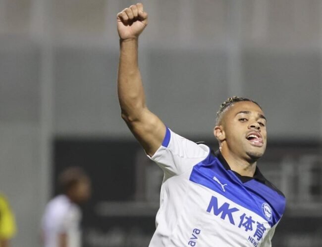 El exmadridista Mariano, nueve años después, cogió su fusil y firmó otro ‘hat-trick’