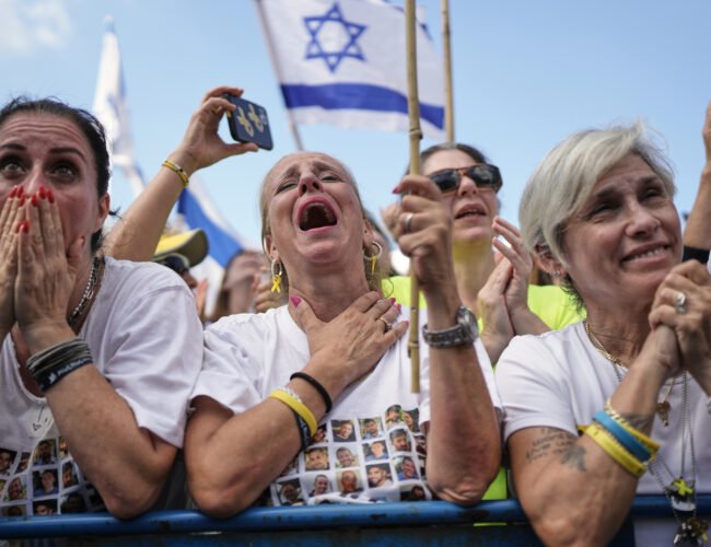 Desde la plaza de los rehenes en Israel: «Hemos cerrado el capítulo del sufrimiento y empieza la curación del trauma»