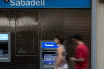 La resistencia de los clientes accionistas del Sabadell acercan al BBVA a una segunda opa
