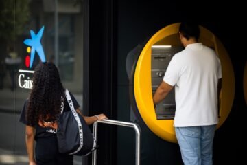 CaixaBank gana un 3,5% más y mejora las previsiones para cierre de año