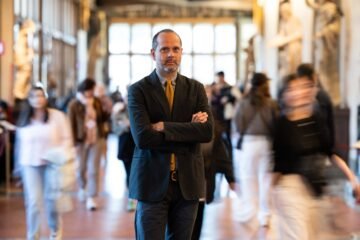 Simone Verde, director de la Galería Uffizi, lucha contra los móviles en el museo: “No existe el derecho a hacerse un selfi”