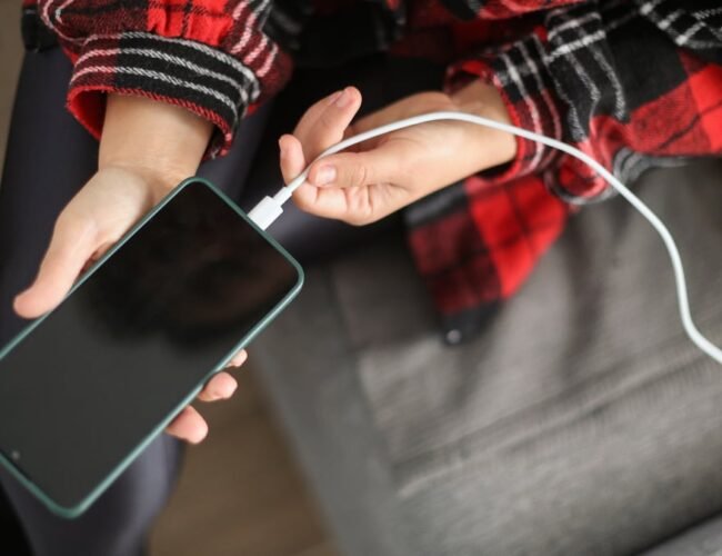 La OCU alerta de que dos de cada tres cargadores, juguetes y bisutería a la venta en Shein y Temu “suspenden en seguridad”