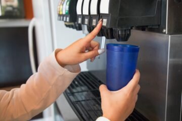 Guerra contra la obesidad infantil: el Reino Unido prohíbe el relleno gratis de bebidas azucaradas en restaurantes