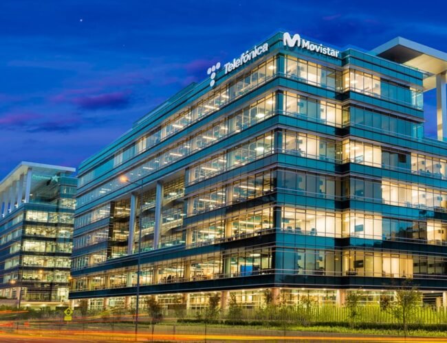 Telefónica cierra la venta de su filial de Ecuador a Millicom por 329 millones