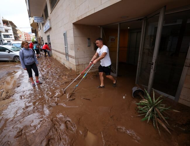La Aemet lanza un aviso rojo por lluvias torrenciales para el litoral sur de Valencia