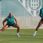 Amrabat se ejercita con normalidad en una sesión con varios canteranos