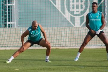Amrabat se ejercita con normalidad en una sesión con varios canteranos