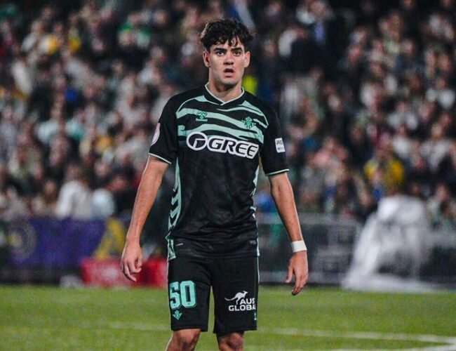 El Betis negocia la renovación de Corralejo