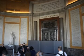 Dos de los detenidos por el robo del Louvre, entre ellos una mujer, entran en prisión