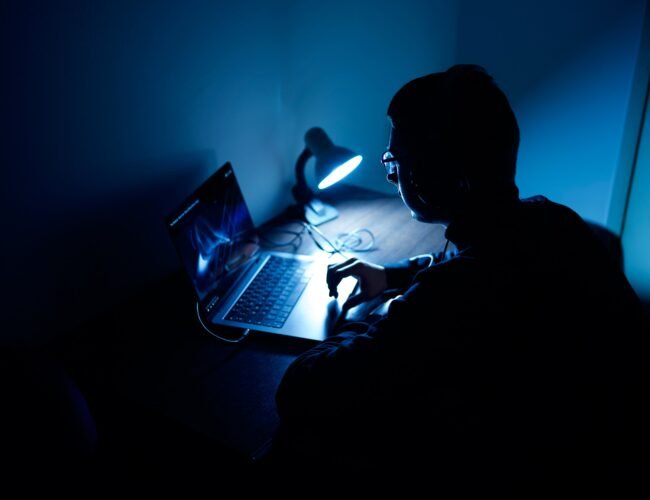 Así afecta la pornografía a los adolescentes: “Pueden llegar a cometer delitos por reproducir lo que ven”