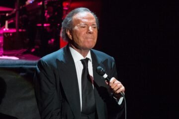 Julio Iglesias rompe su silencio y niega las acusaciones de acoso y agresión sexual de dos exempleadas