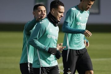 Alineaciones oficiales del Betis – Villarreal de LaLiga EA Sports 2025-2026: Altimira, Fornals y el Chimy Ávila, principales novedades en el once