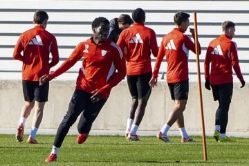 El problema del Sevilla con sus centrales: siete fichas, pero pocas nueces