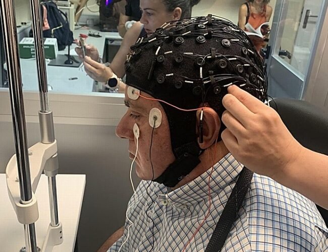 Un hombre con ceguera total recupera la visión con un implante eléctrico