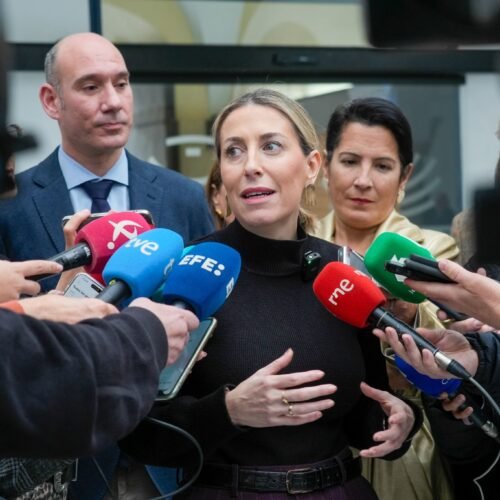 María Guardiola irá a la investidura sin apoyos y eleva el pulso con Abascal: «No puede ser que el PP, con el 43% de apoyos, tenga que travestirse de Vox»