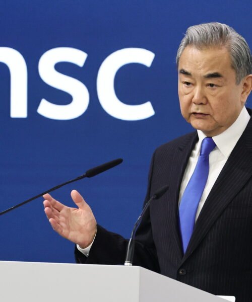 China pide prudencia a Estados Unidos sobre Irán y el hijo del ‘sha’  pide a Trump que «ayude» a su pueblo