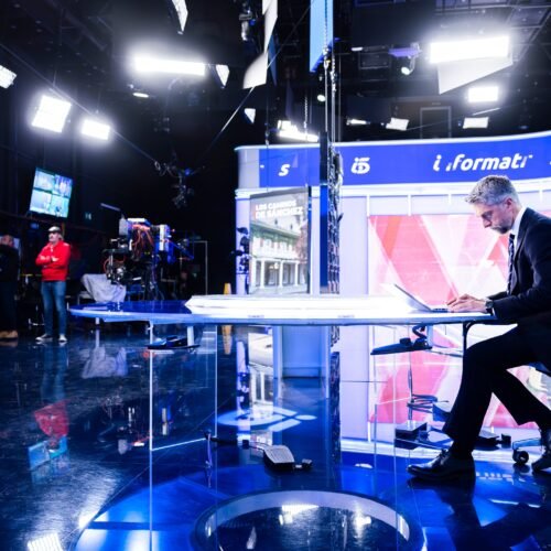 Mediaset trata de ahorrar costes ante las bajas audiencias y fusiona el plató y las redacciones de Informativos Telecinco y Noticias Cuatro 