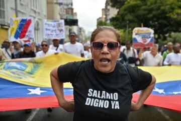 Trabajadores y jubilados rompen el muro policial en Caracas