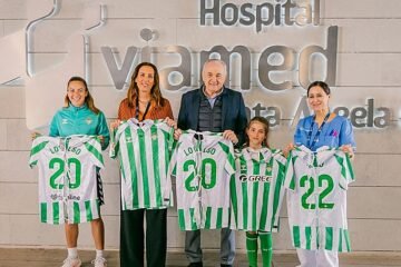La Fundación del Real Betis hace entrega de ‘Las Batas Más Fuertes’ a niños de hospitales sevillanos