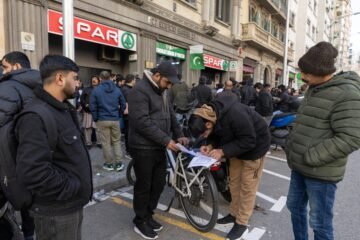 La regularización de migrantes tendrá ventanillas propias en las oficinas de Correos y de la Seguridad Social  