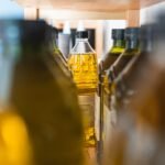 La OCU recomienda no consumir aceite de orujo de oliva por una sustancia tóxica mientras el sector garantiza que es seguro